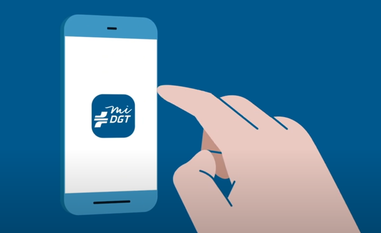 Con la aplicación de 'miDGT' es posible llevar el permiso de conducir y los papeles del vehículo en formato digital en el teléfono móvil./DGT