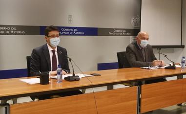 Enrique Fernández y Juan Carlos Aguilera, ayer explicando su gestión en la crisis de Alu Ibérica./JOSÉ VALLINA