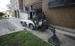 Una máquina barredora de Mieres, durante las labores de limpieza en una calle del centro./J. C. ROMÁN