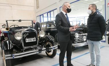 Ceferino Álvarez, de Alcucar, y el alcalde de Siero, Ángel García, durante en el acto en el polígono de Sia Copper./FOTOS: PABLO NOSTI