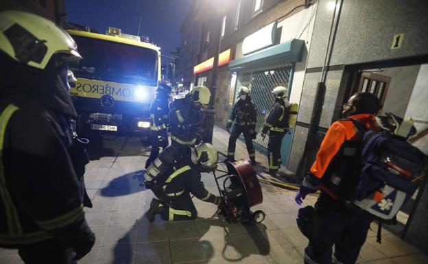 Cinco heridos leves en un incendio en pleno centro urbano de La Felguera