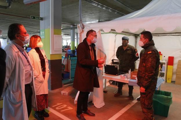 El consejero de Salud descarta levantar ahora las restricciones: «La situación en Asturias es grave»