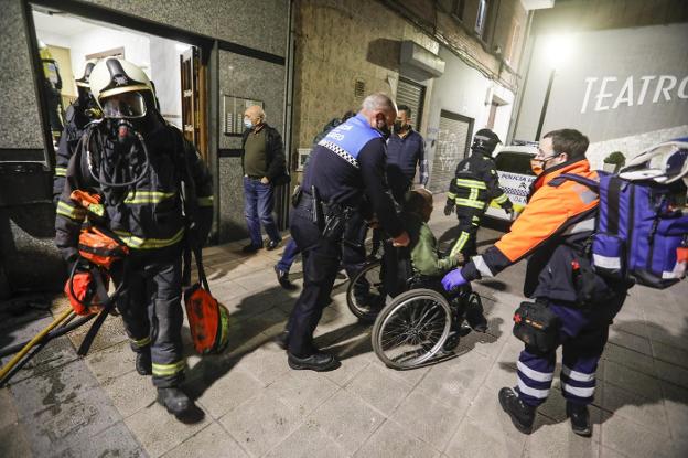 Cinco intoxicados por humo en un nuevo incendio de un piso en La Felguera