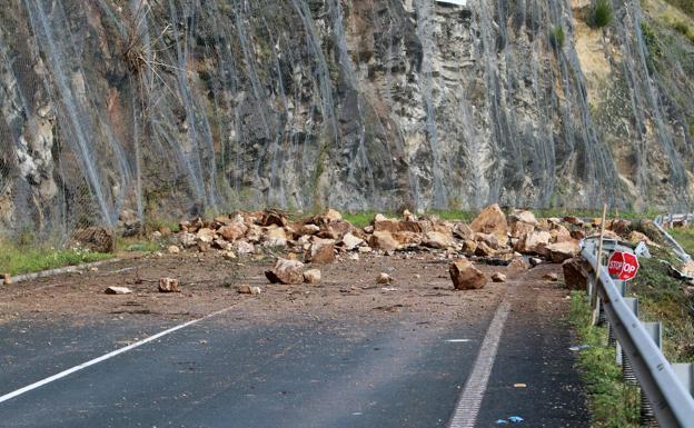 El corredor del Narcea volverá a cortarse durante días por las voladuras en la ladera