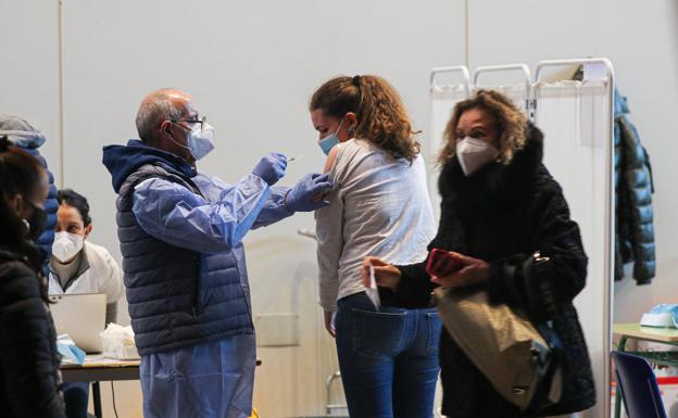 Asturias lidera la vacunación de refuerzo para frenar la gravedad de ómicron