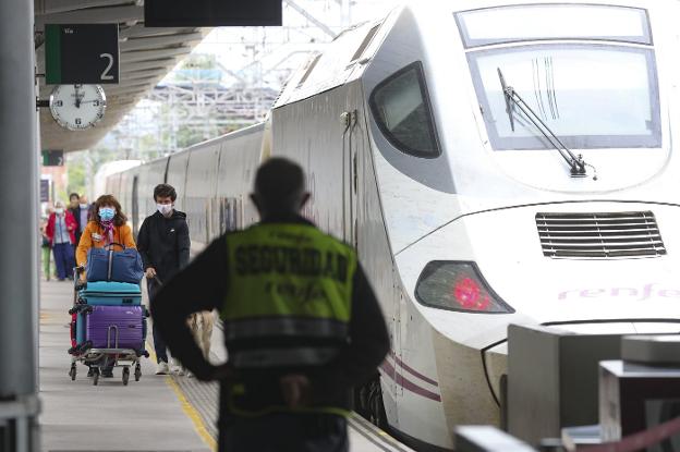 España renuncia a ejecutar el AVE a Gijón antes de 2030 y pierde la ayuda ofrecida por la UE