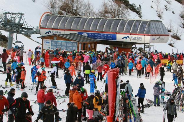 Lleno en Fuentes de Invierno, que suma 5.675 usuarios con Pajares en un soleado fin de semana