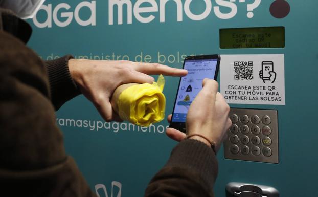 250 vecinos del Polígono se han sumado ya en Gijón al ensayo del pago por generación de residuos