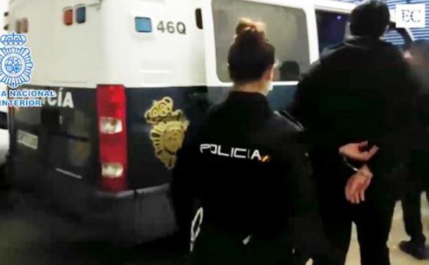 Cuatro años de cárcel para el falso enfermero que trabajó dos días en el Hospital Begoña