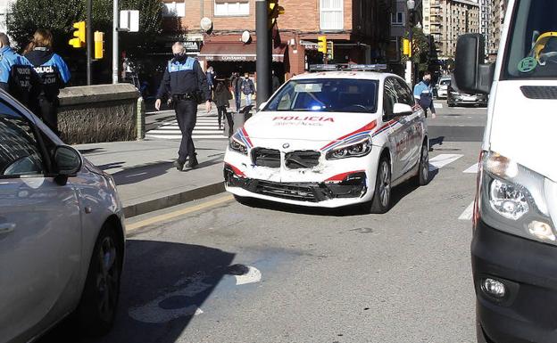 Una patrulla de la Policía Local de Gijón sufre un choque cuando se dirigía a un servicio