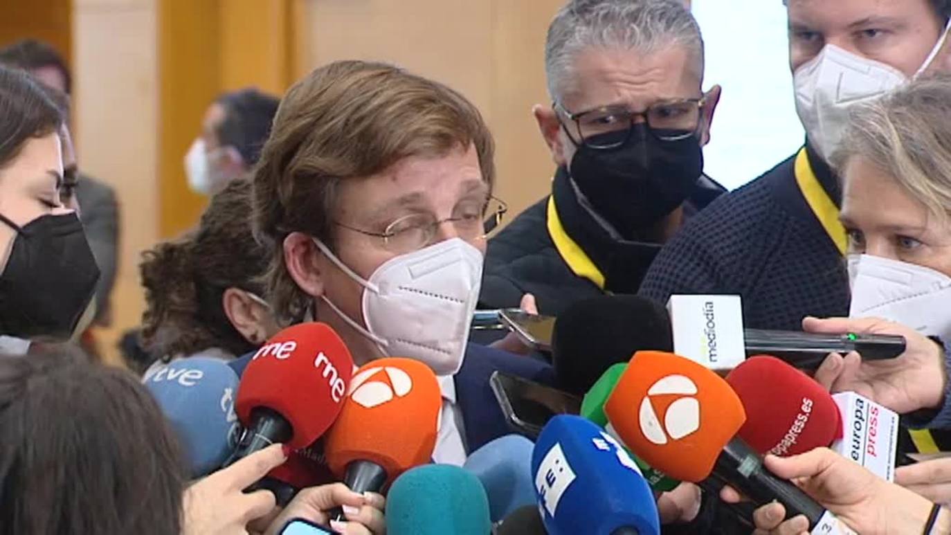 Un concejal de Zaragoza llama hasta tres veces 'carapolla' a Almeida durante un pleno