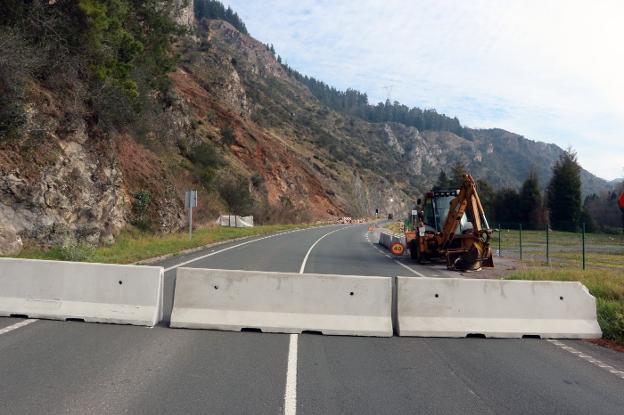 Avanzan los trabajos de consolidación en los argayos de la AS-15