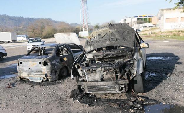 Un incendio calcina dos vehículos en un aparcamiento de la entrada de Lugones