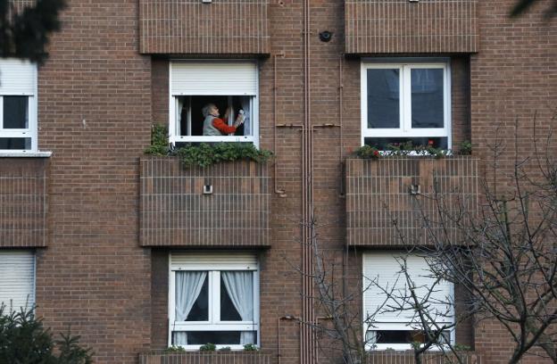 La contaminación en la zona oeste de Gijón obliga a desviar los camiones y limitar la velocidad
