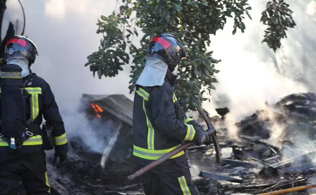 Los bomberos de Gijón sofocan el incendio que calcinó una chabola en Veriña