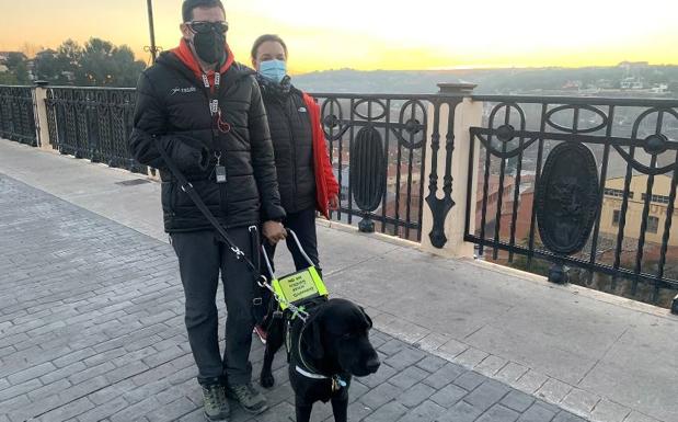 Un perro guía para un ciego sin manos