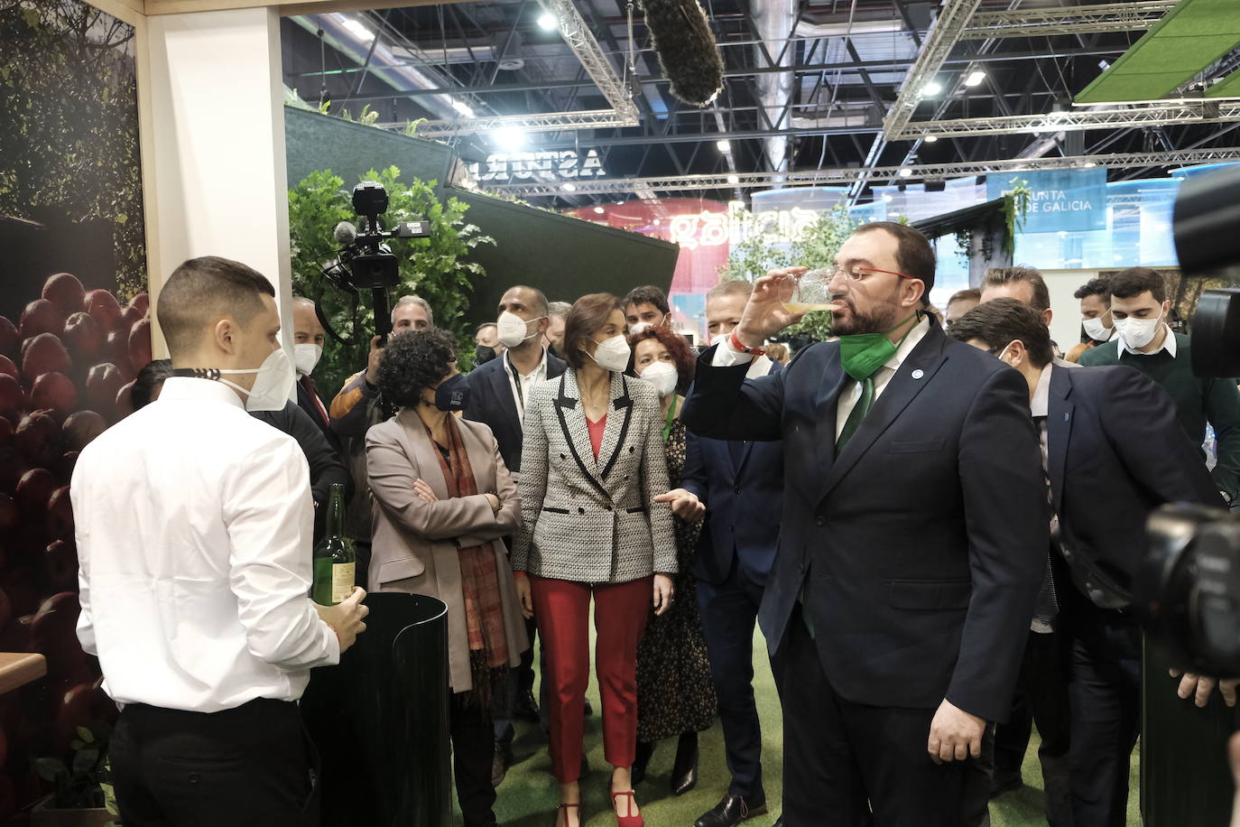 La visita de Barbón al 'stand' de Asturias en Fitur