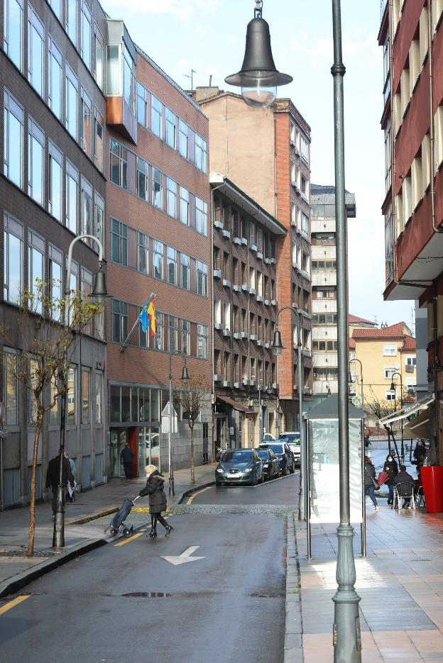 El juez autoriza a una madre de Avilés a vacunar a su hija contra la covid ante la negativa paterna