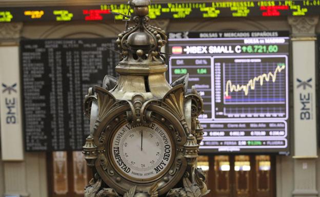 El Ibex pierde los 8.700 tras dejarse un 1,3% en la semana