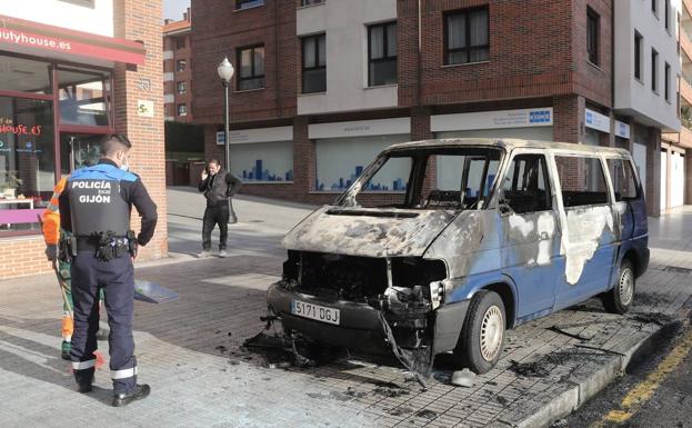 Las llamas calcinan una furgoneta en Viesques