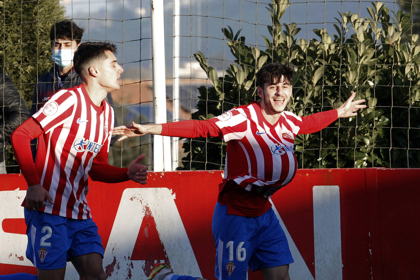 Las mejores imágenes de la victoria del Sporting B ante el Llanes