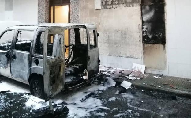 La policía investiga si los incendios de dos furgonetas en Gijón fueron intencionados