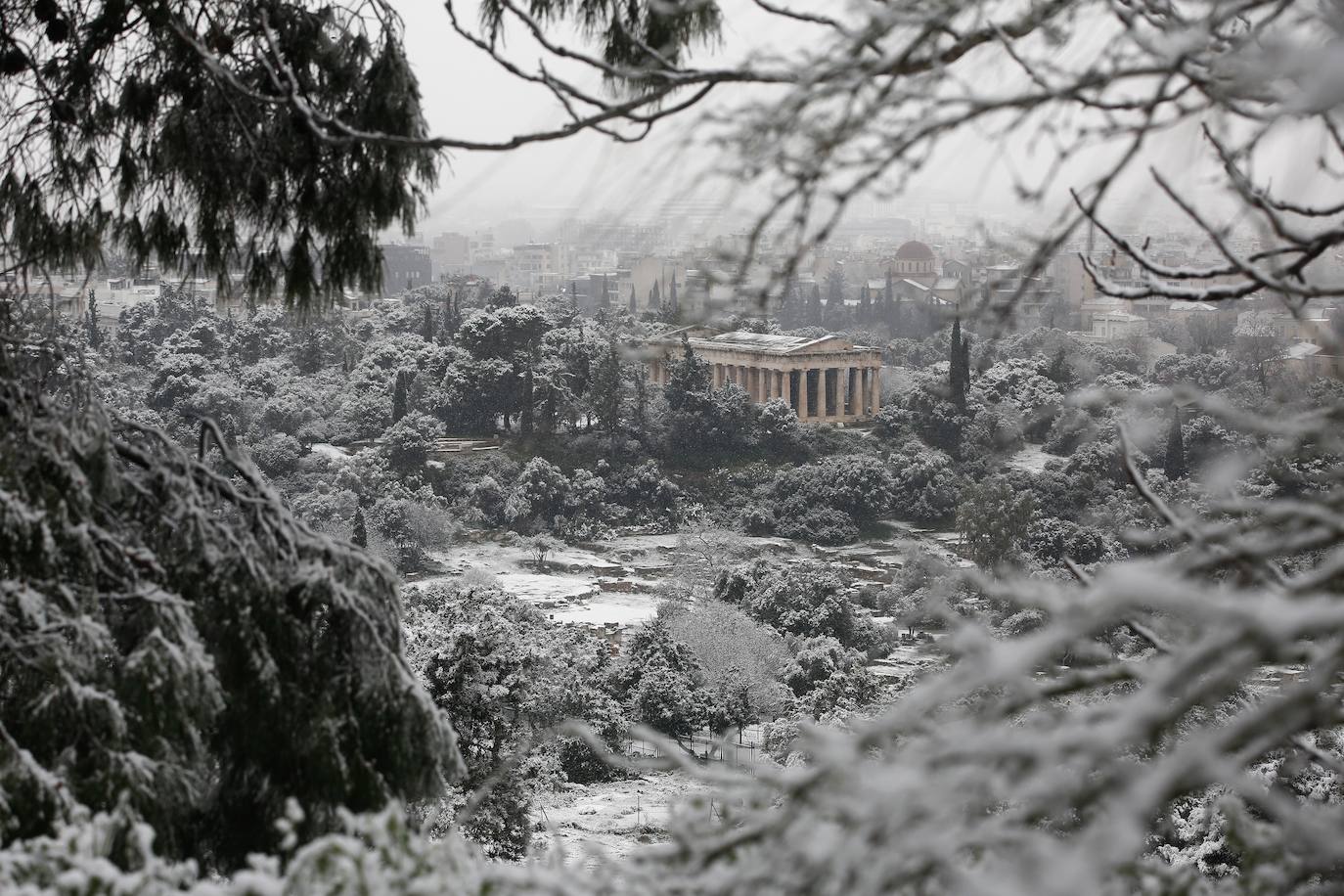 La Acrópolis de Atenas, cubierta por un manto de nieve