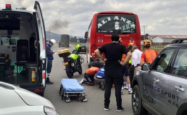 Grave accidente del ciclista Egan Bernal al chocar contra un autobús