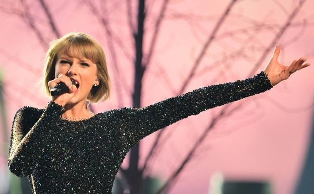 Detienen a un fan de Taylor Swift tras estrellar su coche en el edificio de la cantante