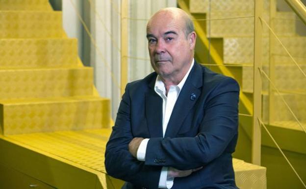 Antonio Resines abandona este viernes la UCI tras un mes ingresado por covid