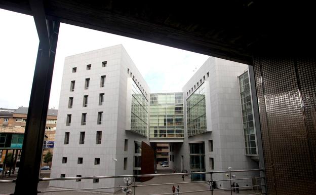 La Fiscalía, contraria a que una madre asturiana lleve a su hijo de 5 años al extranjero por no estar vacunado