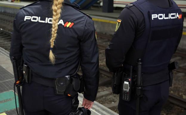 Detenido por rajar las ruedas de diez coches en Contrueces «porque no supo parar»