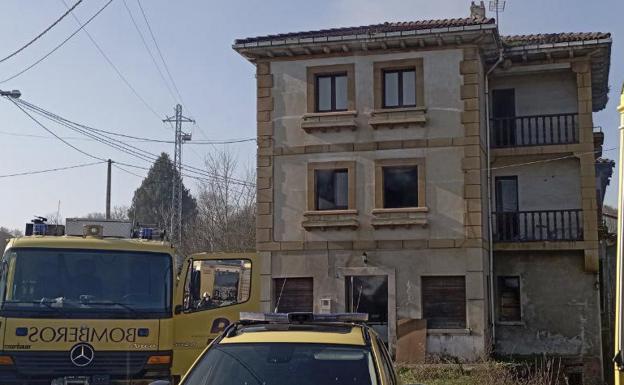 Sofocan un incendio de una vivienda deshabitada de Orial, en Siero