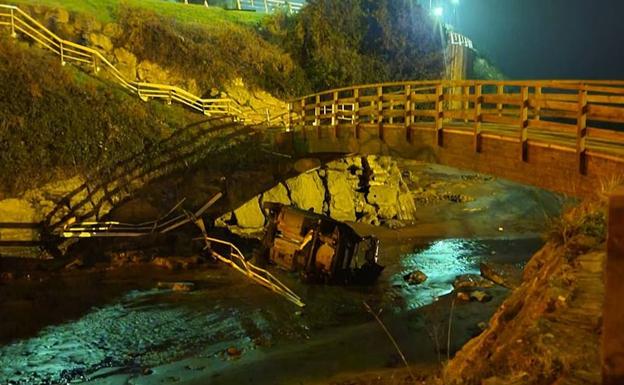 Un herido tras despeñarse con su turismo en Santa María del Mar