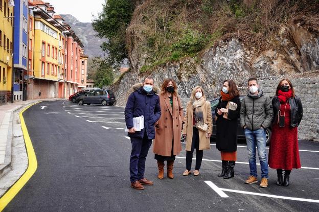La obra de la Calzada de Ponga finaliza con la creación de 50 plazas de aparcamiento