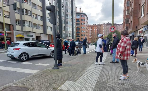 Herido un hombre de 89 años tras ser atropellado en un paso de peatones de Avilés