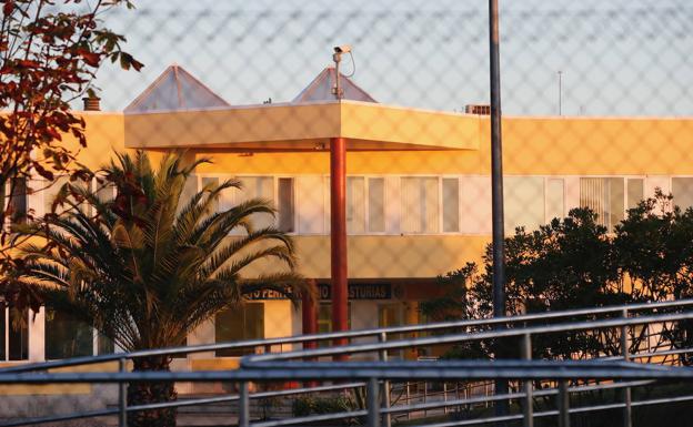 Heridos varios trabajadores de la cárcel de Asturias al ser agredidos por dos presos