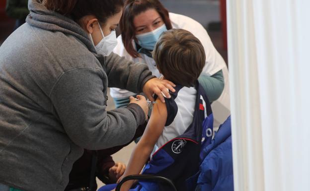 Lo que recomiendan los enfermeros para calmar la ansiedad de los niños ante la vacuna del covid