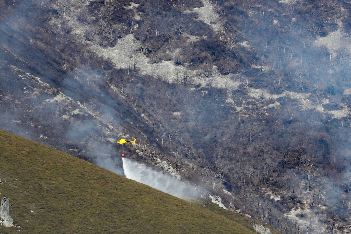 Cinco helicópteros para controlar el incendio de Ibias