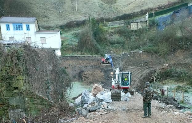 Comienzan los trabajos para levantar una escollera donde se produjo el argayo de El Rosellón