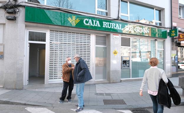 Un hombre armado con un cuchillo intenta atracar una sucursal bancaria en Gijón