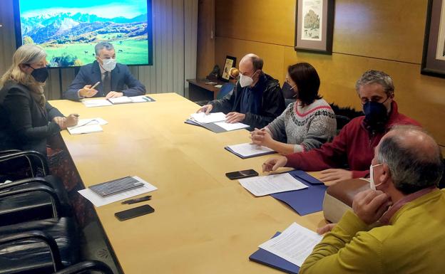 Calvo considera «justas y oportunas» las movilizaciones de Asturias Ganadera: «Trabajamos para ellos y les vamos a escuchar»