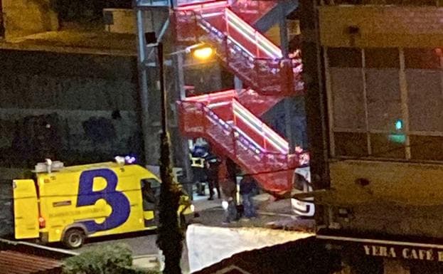 Los bomberos liberan a un grupo de personas atrapadas en el ascensor del paso ferroviario de Las Vegas