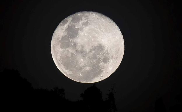 ¿Qué es, cuándo y cómo ver la Luna llena de nieve de febrero?