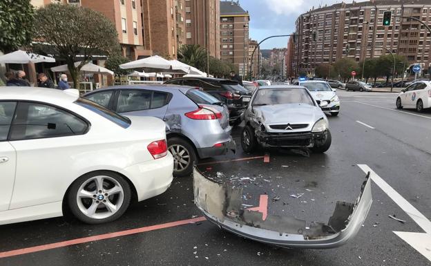 Un conductor ebrio colisiona con cuatro coches aparcados en la avenida de San Agustín de Avilés