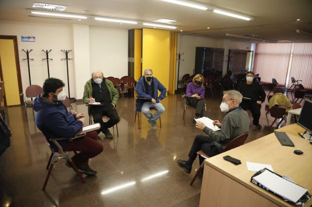 El gerente del Área Sanitaria del Nalón reconoce la falta de «camas y de especialistas»