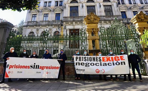 Funcionarios de prisiones reclaman más seguridad y que se cubran vacantes en la cárcel de Asturias