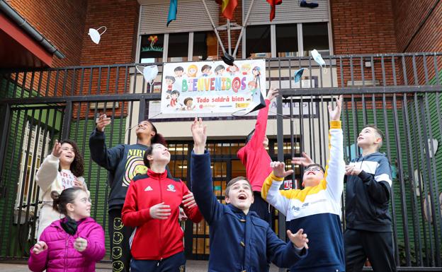 Los niños, sin mascarillas en los recreos