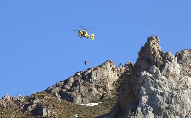 Herido un senderista tras caerse por una ladera en Somiedo