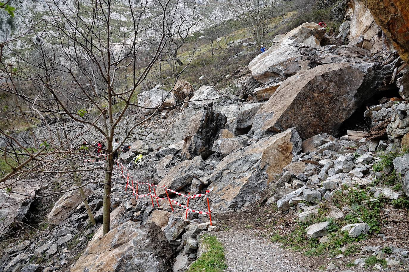 Reabre la ruta del Cares después de retirar parte del derrumbe